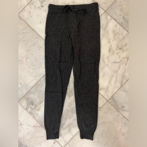 Summersalt cashmere joggers and sweater set - Picture 5 of 13